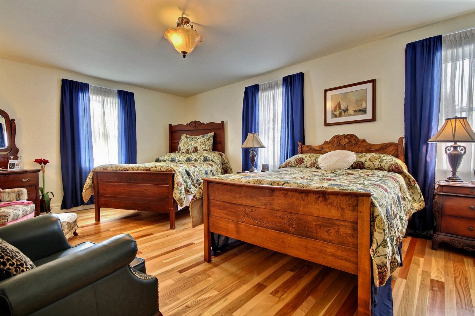 高級寢具、遮光窗簾/窗簾、熨斗/熨衫板、嬰兒床 (收費)