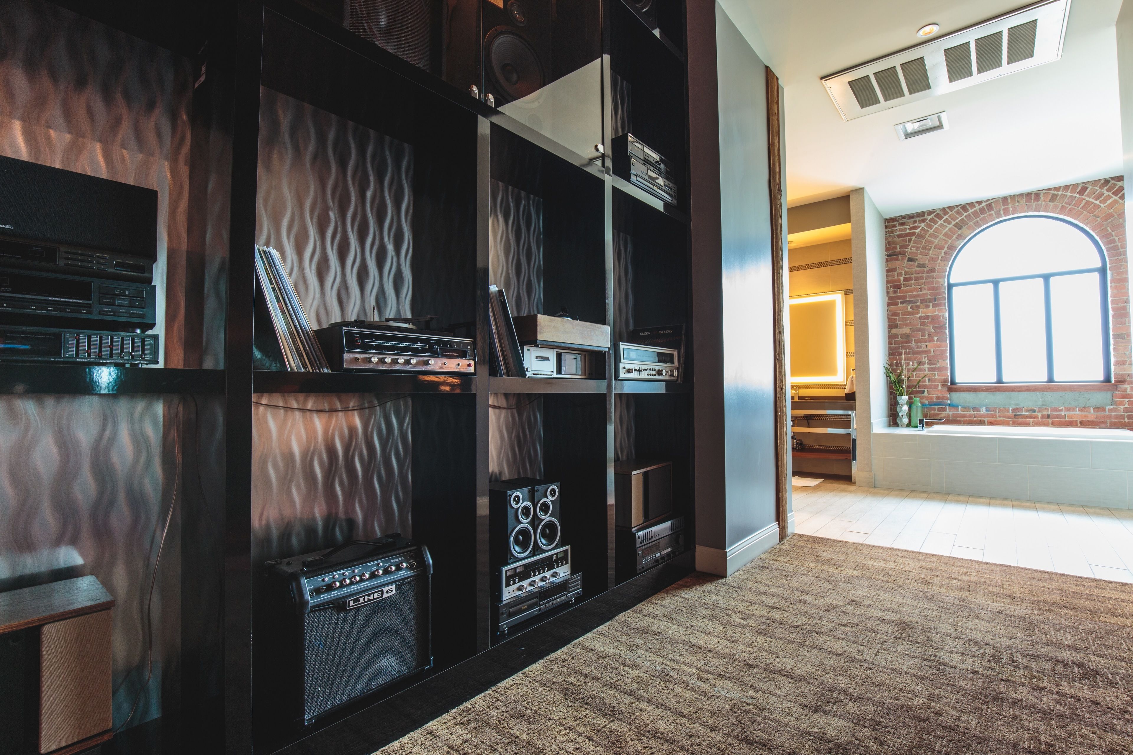 deluxe suite, 1 king bed | premium bedding, minibar, in-room safe, desk