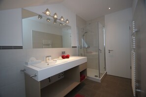 Comfort tweepersoonskamer | Badkamer | Een douche, gratis toiletartikelen, een haardroger, handdoeken