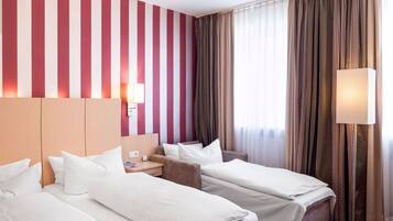 Standard trippelrum | Sängtillbehör av högsta kvalitet, individuell inredning och skrivbord