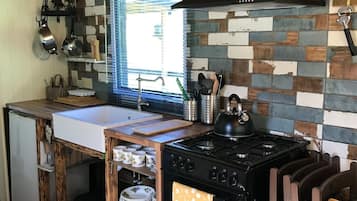 家庭共用宿舍, 獨立浴室 (The Bunkhouse) | 私人廚房