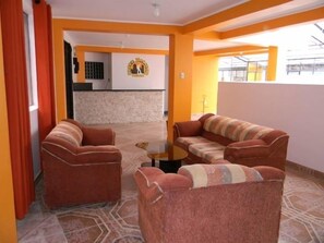 Lobby sitting area - Cusco Packers Hostels (Cusco)