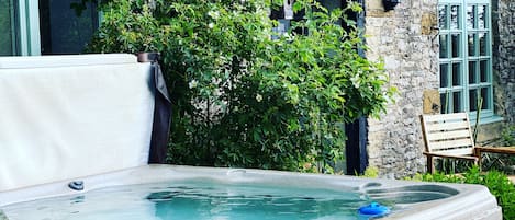 Superior Cottage, Ensuite | Outdoor spa tub