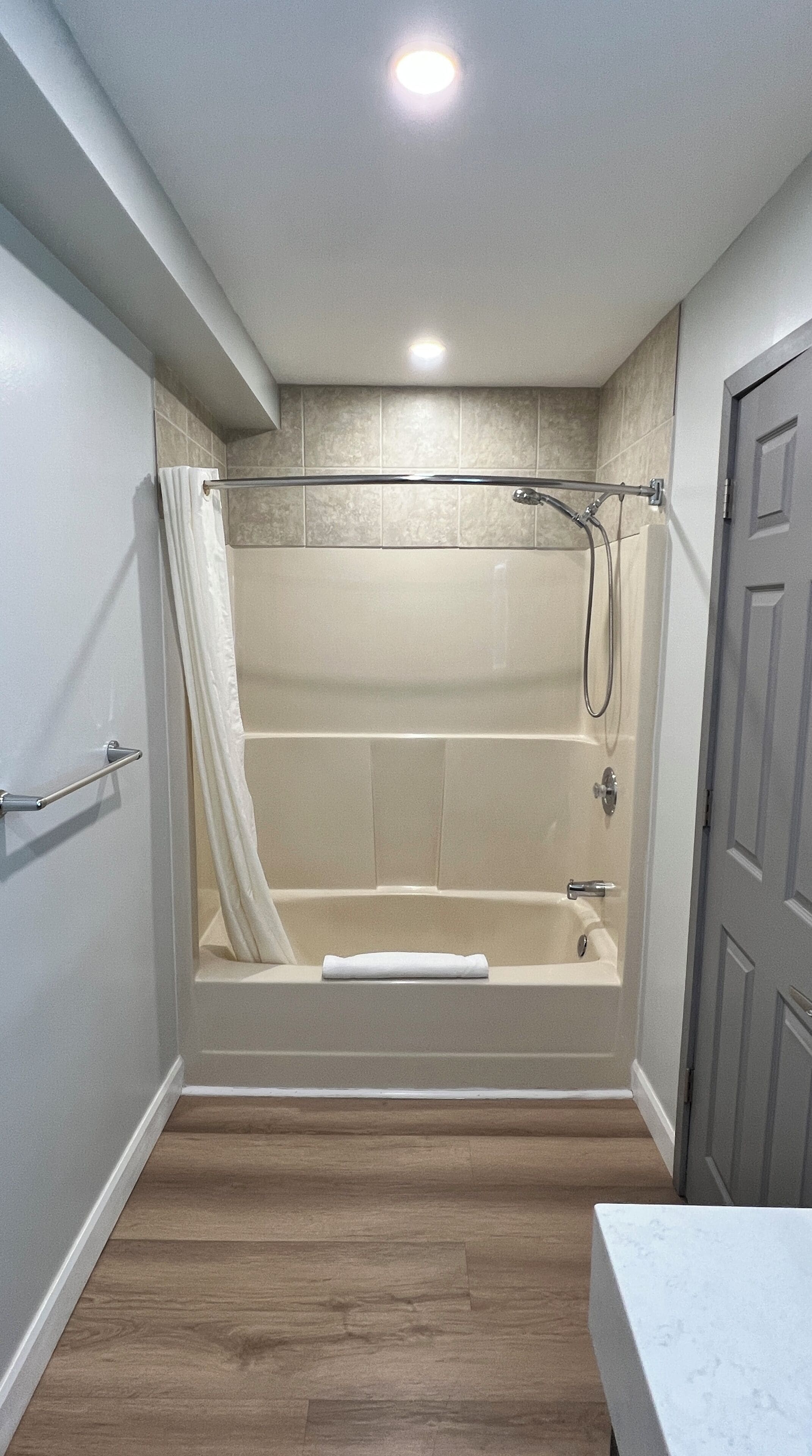 Combined shower/bathtub, free toiletries, hair dryer, towels