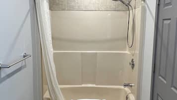Combined shower/bathtub, free toiletries, hair dryer, towels