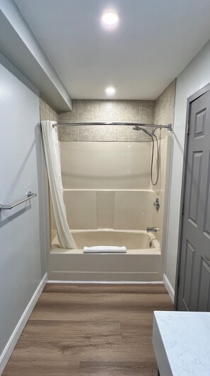 Combined shower/tub, free toiletries, hair dryer, towels