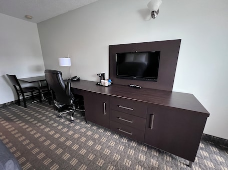 Escritorio y espacio para trabajar con laptop . Wellington Inn