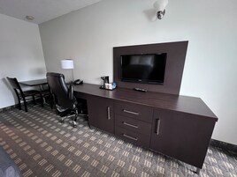 Desk, soundproofing, iron/ironing board, free WiFi