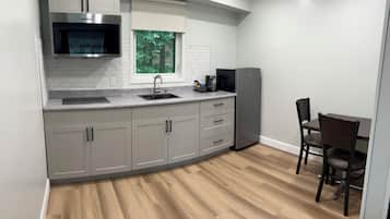 Suite, 2 camas dobles, cocina | Cocina privada | Microondas y cafetera o tetera