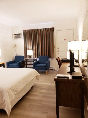 Room, 1 Queen Bed, Refrigerator & Microwave, Mountain View | Desk, blackout drapes, free WiFi, bed sheets