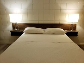 Room, 1 Queen Bed, Refrigerator & Microwave, Mountain View | Desk, blackout drapes, free WiFi, bed sheets - Best Continental Motel (Hope)