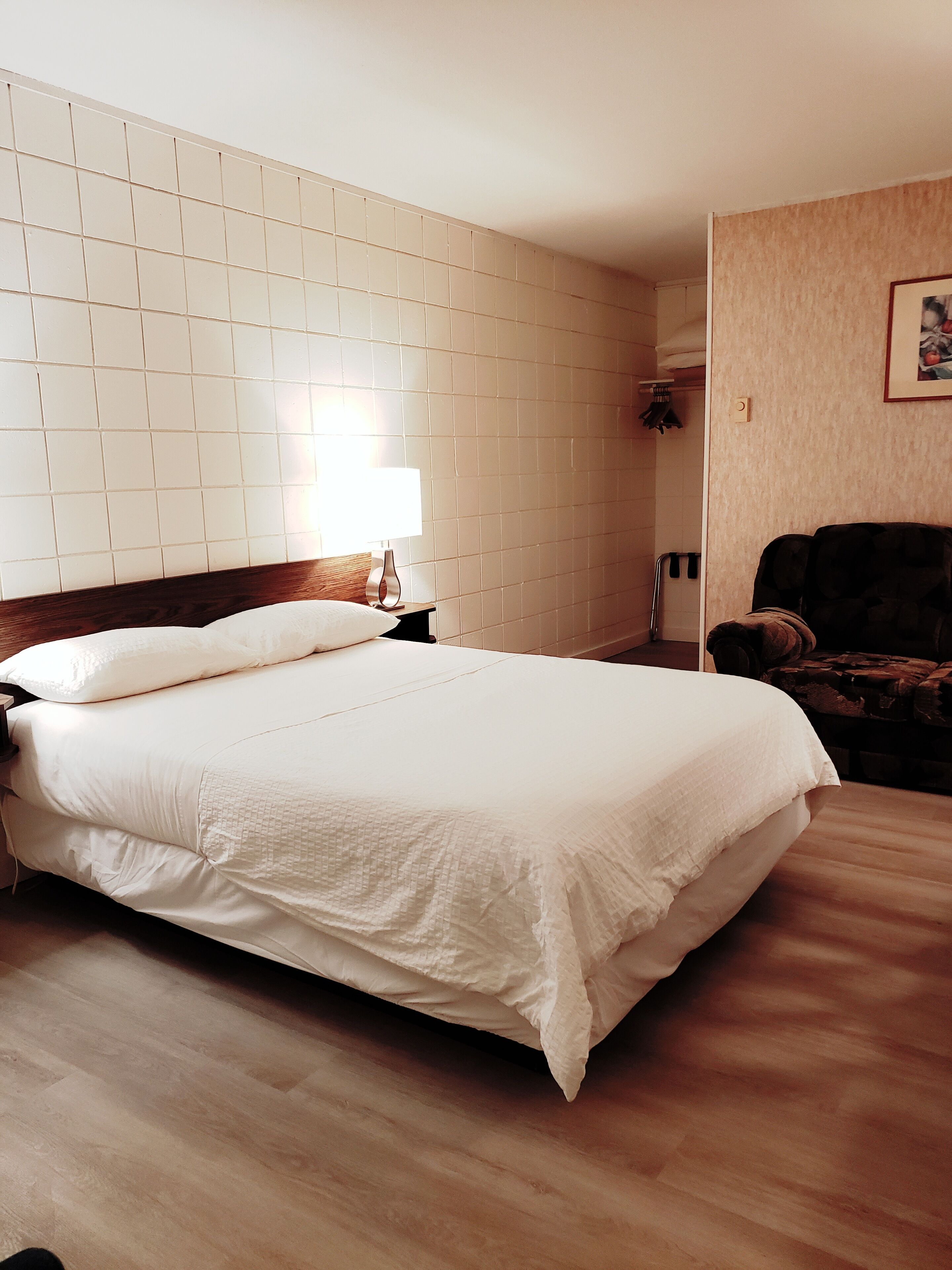 Room, 1 Queen Bed, Refrigerator & Microwave, Mountain View | Desk, blackout drapes, free WiFi, bed sheets