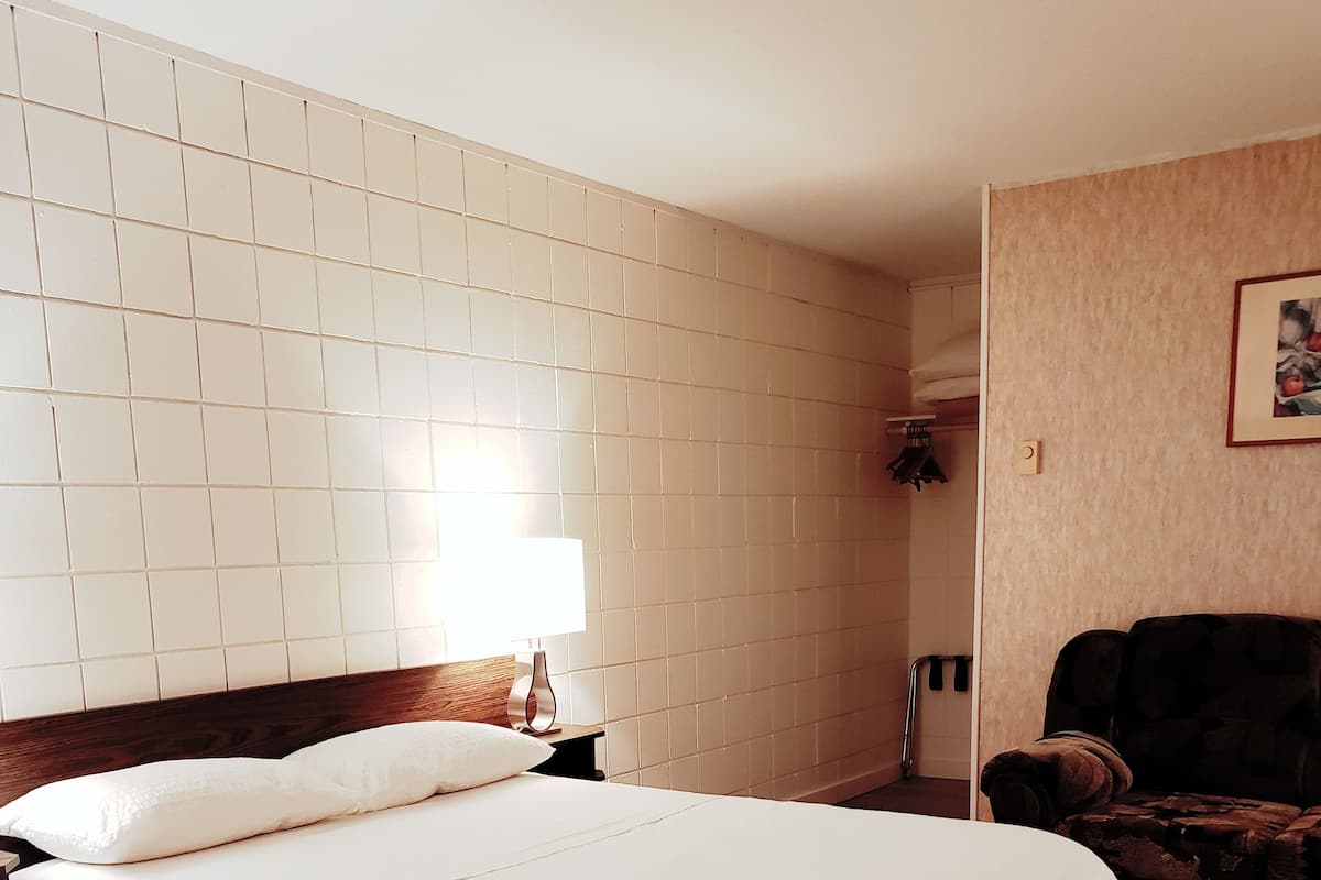 Zimmer, 1 Queen-Bett, Kühlschrank und Mikrowelle, Bergblick | Schreibtisch, Verdunkelungsvorhänge, kostenloses WLAN, Bettwäsche