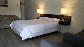 Kamar, 1 Tempat Tidur Queen, lemari es & microwave, pemandangan gunung | Meja kerja, tirai kedap cahaya, Wi-Fi gratis, dan seprai linen