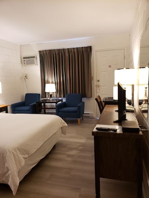 Quarto, 2 camas Queen, geladeira e micro-ondas, vista para a montanha | Escrivaninha, cortinas blackout, Wi-Fi de cortesia, roupa de cama