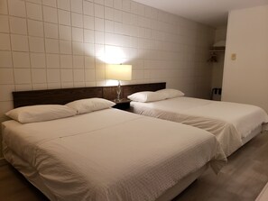 客房, 2 张大床, 冰箱和微波炉, 山景 | 办公桌、遮光窗帘、免费 WiFi、床单