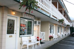 Quarto, 1 cama Queen, geladeira e micro-ondas, vista para a montanha | Escrivaninha, cortinas blackout, Wi-Fi de cortesia, roupa de cama