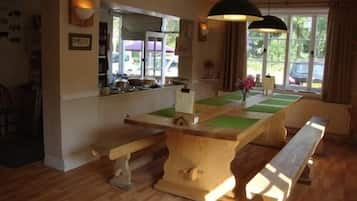 Breakfast and lunch served, British cuisine