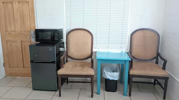 1 Queen Bedroom, with Kitchenette | 1 bedroom, premium bedding, free WiFi, bed sheets