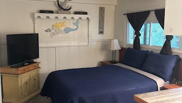 1 Queen Bedroom, with Kitchen | Premium bedding, free WiFi, bed sheets