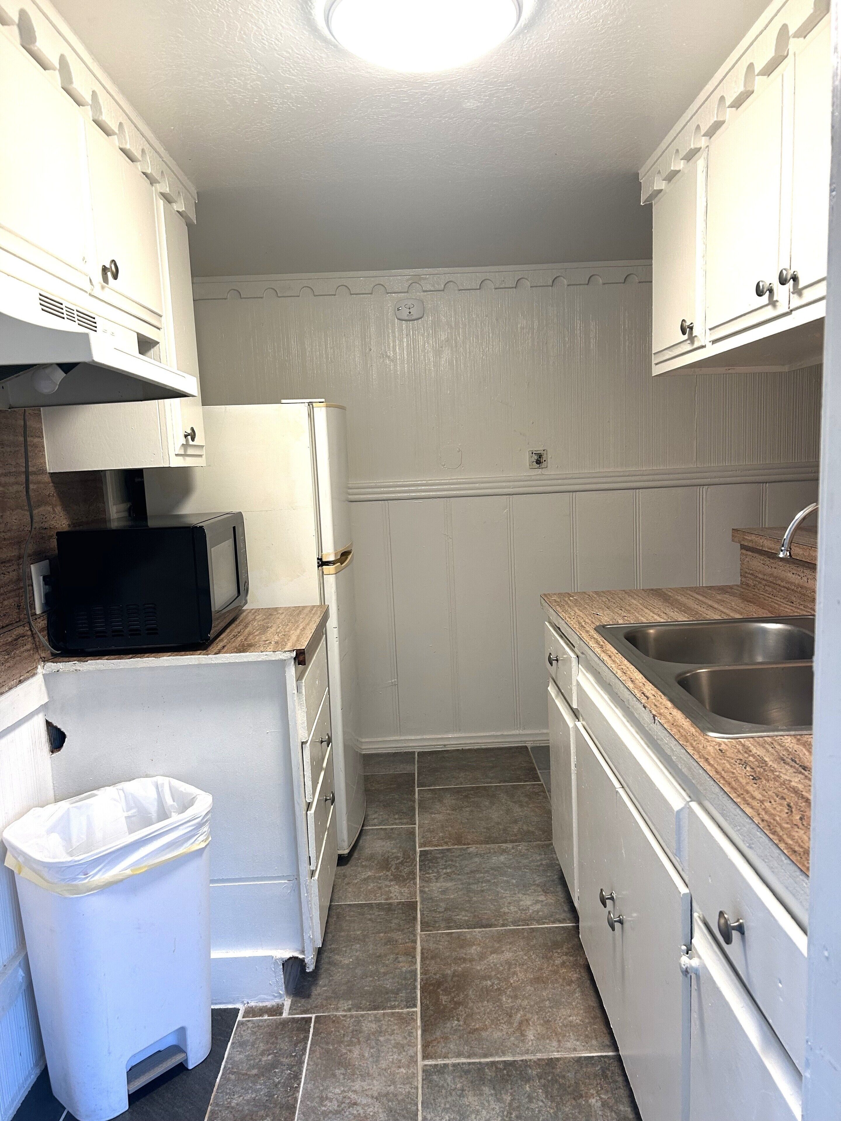 Deluxe Room | Private kitchen | Fridge, microwave, coffee/tea maker