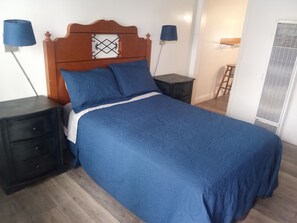 1 Queen Bedroom, with Kitchen | Premium bedding, free WiFi, bed sheets