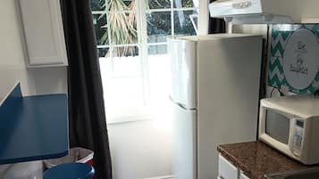 Refrigerador, microondas, cafetera/tetera