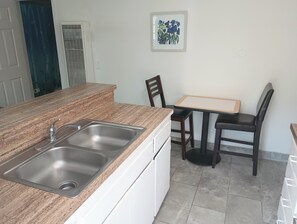 Réfrigérateur, micro-ondes, cafetière/bouilloire