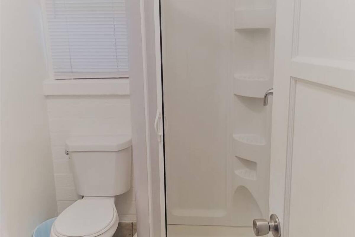 Banheiro | Chuveiro, produtos de toalete grátis, secador de cabelo