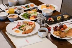 Desayuno buffet diario (KRW 27000 por persona)