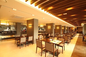 3 restaurants; breakfast, lunch, and dinner served - Avon Hotel (Gunsan)