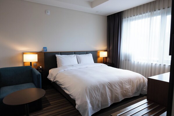 Hochwertige Bettwaren, Daunenbettdecken, Zimmersafe, Schreibtisch