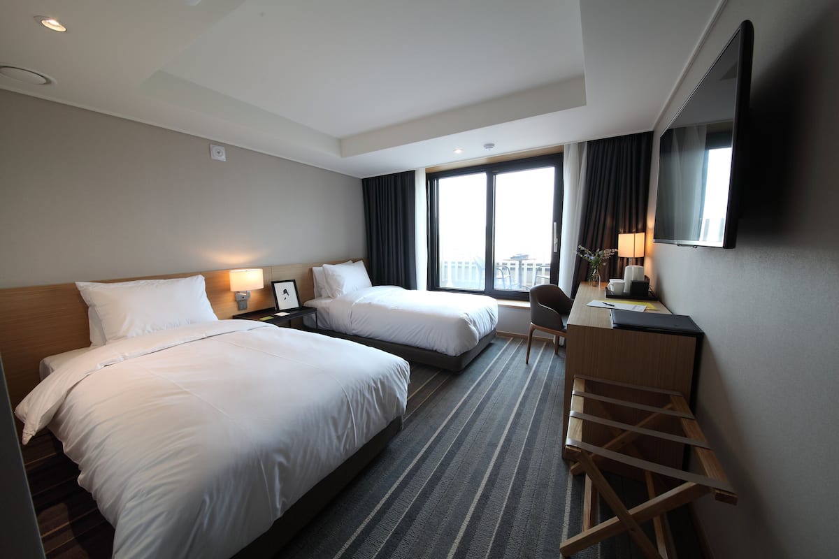 1 bedroom, premium bedding, down comforters, in-room safe