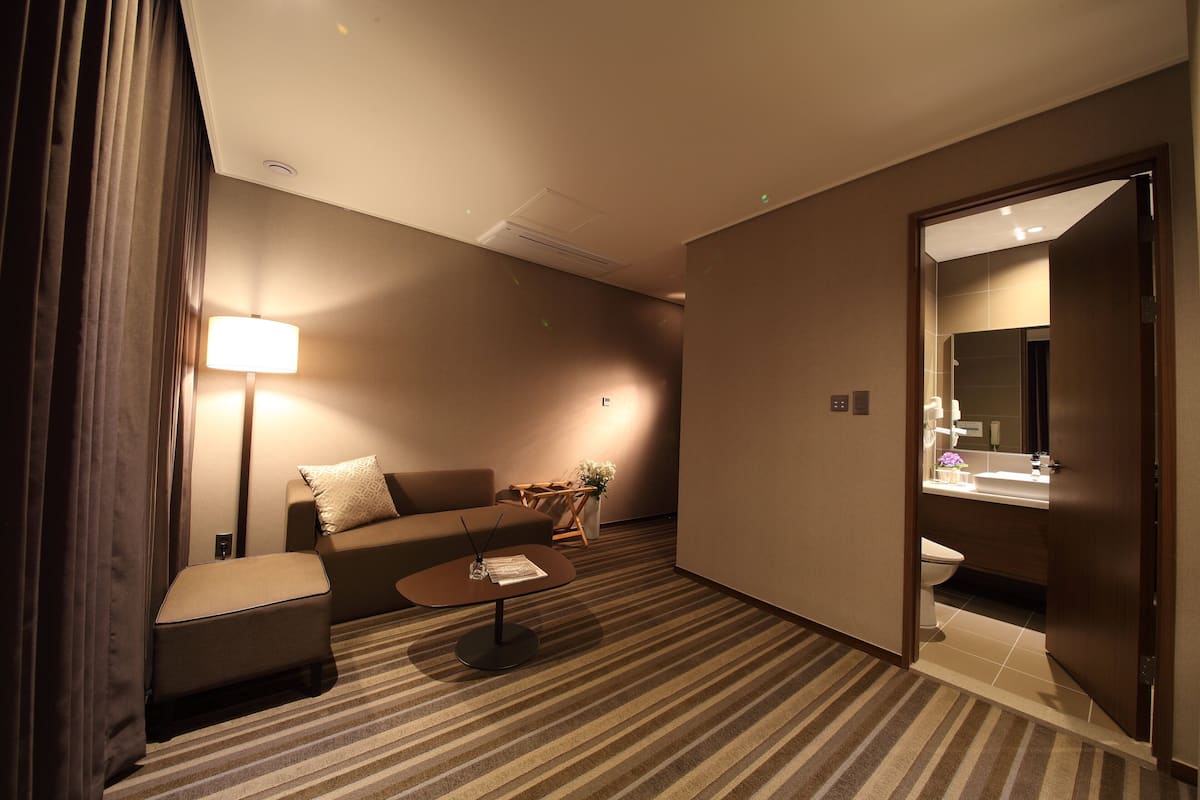1 bedroom, premium bedding, down duvets, in-room safe
