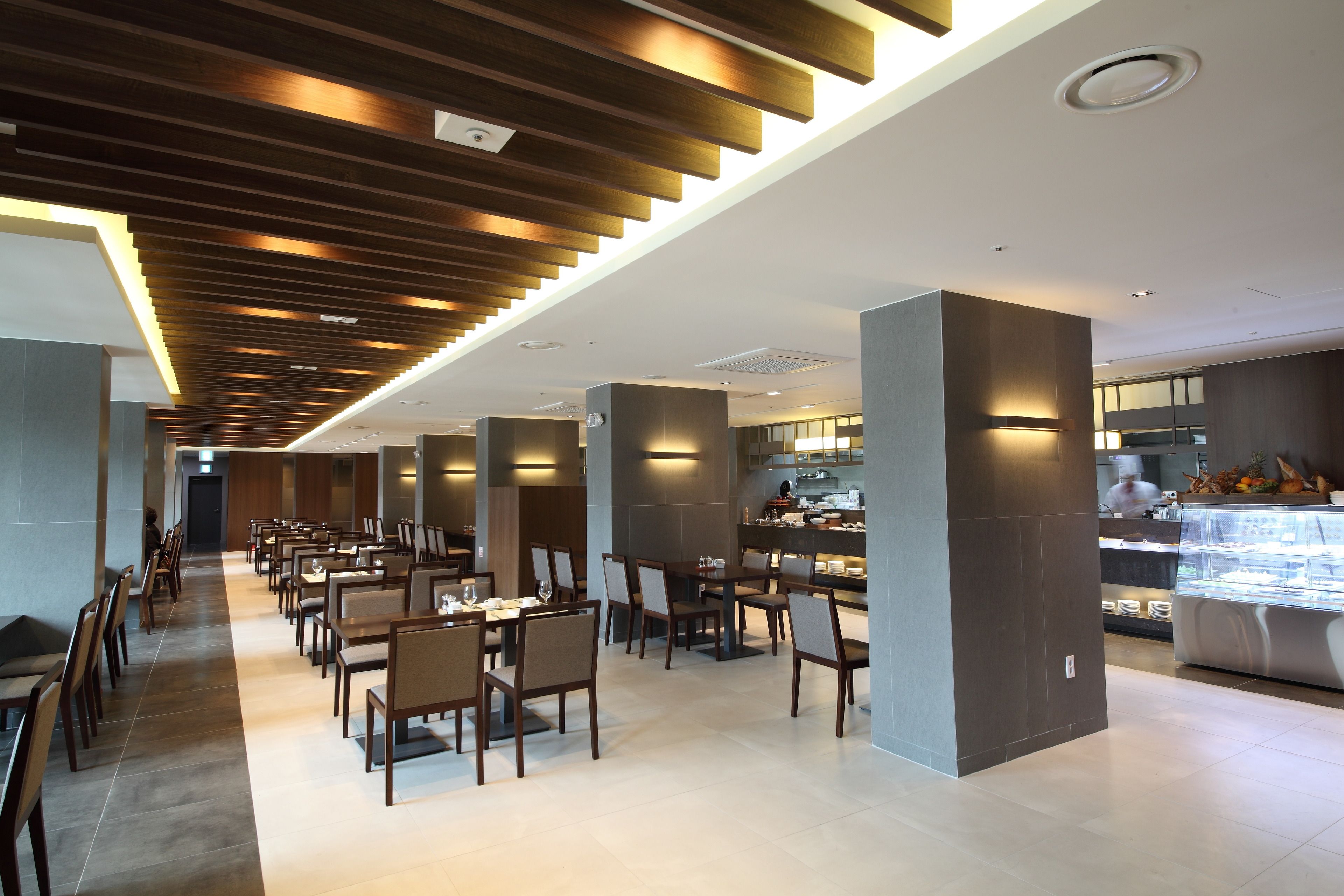 3 restaurants, breakfast, lunch, dinner served; barbecue