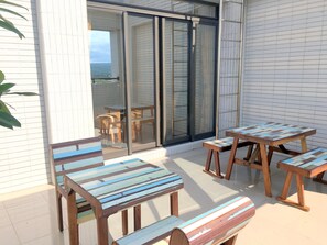 Vierpersoonskamer, 2 tweepersoonsbedden | 1 slaapkamer, luxe beddengoed, een bureau, gratis wifi