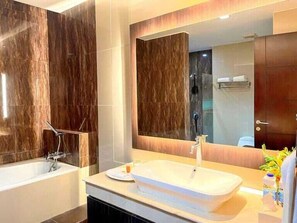 Suite presidencial | Baño | Artículos de higiene personal gratuitos, secador de pelo y zapatillas