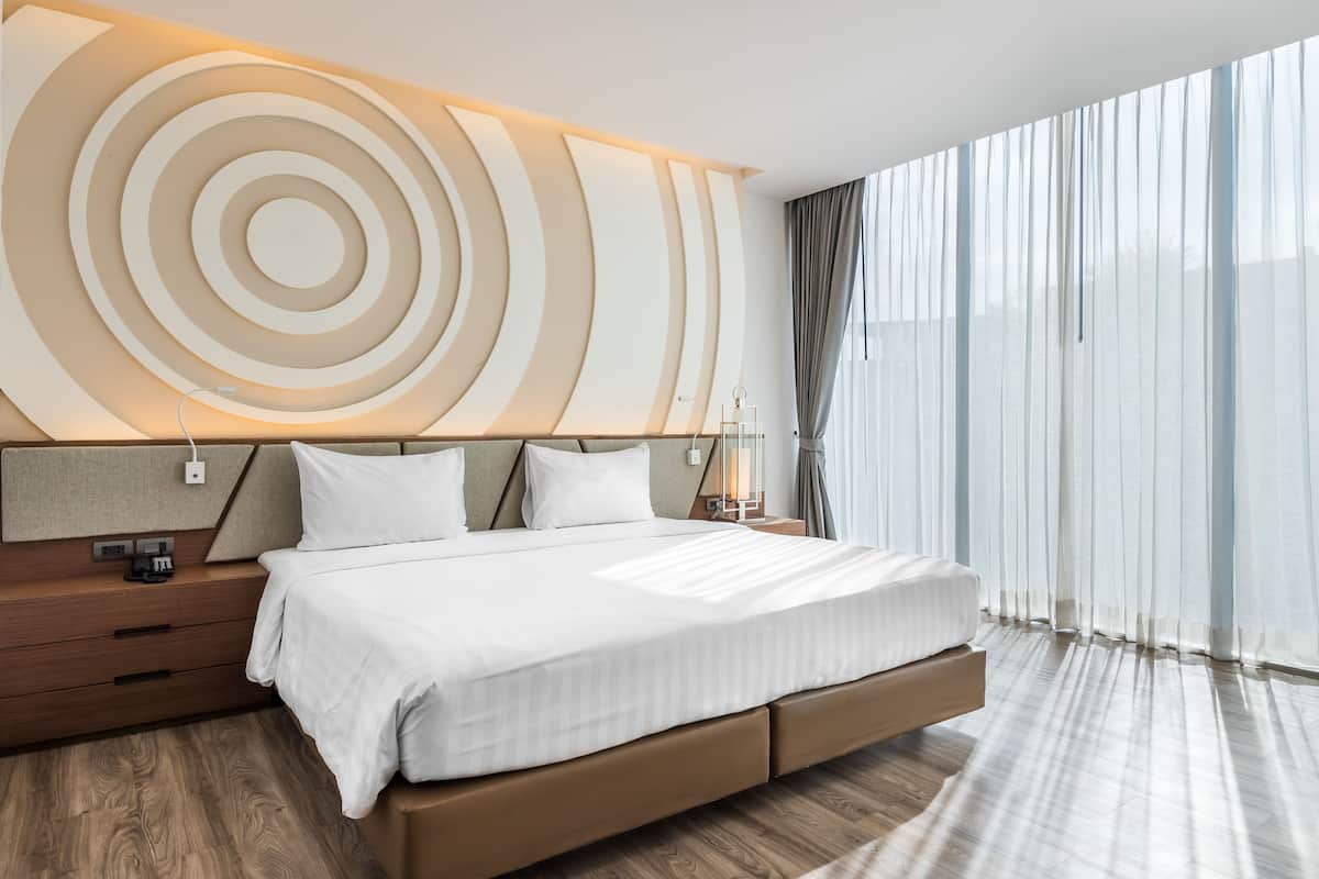 1 kamar tidur, brankas, meja kerja, dan tirai kedap cahaya