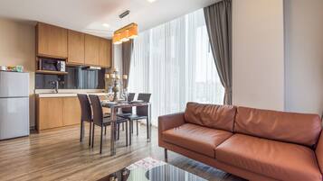 Suite, 2 Bedrooms | Ruang tamu | 24 inci televisyen LCD dengan kabel, TV