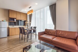 Suite, 2 habitaciones | Área de sala de estar | Televisión LCD de 24 pulgadas con canales por cable y televisión 