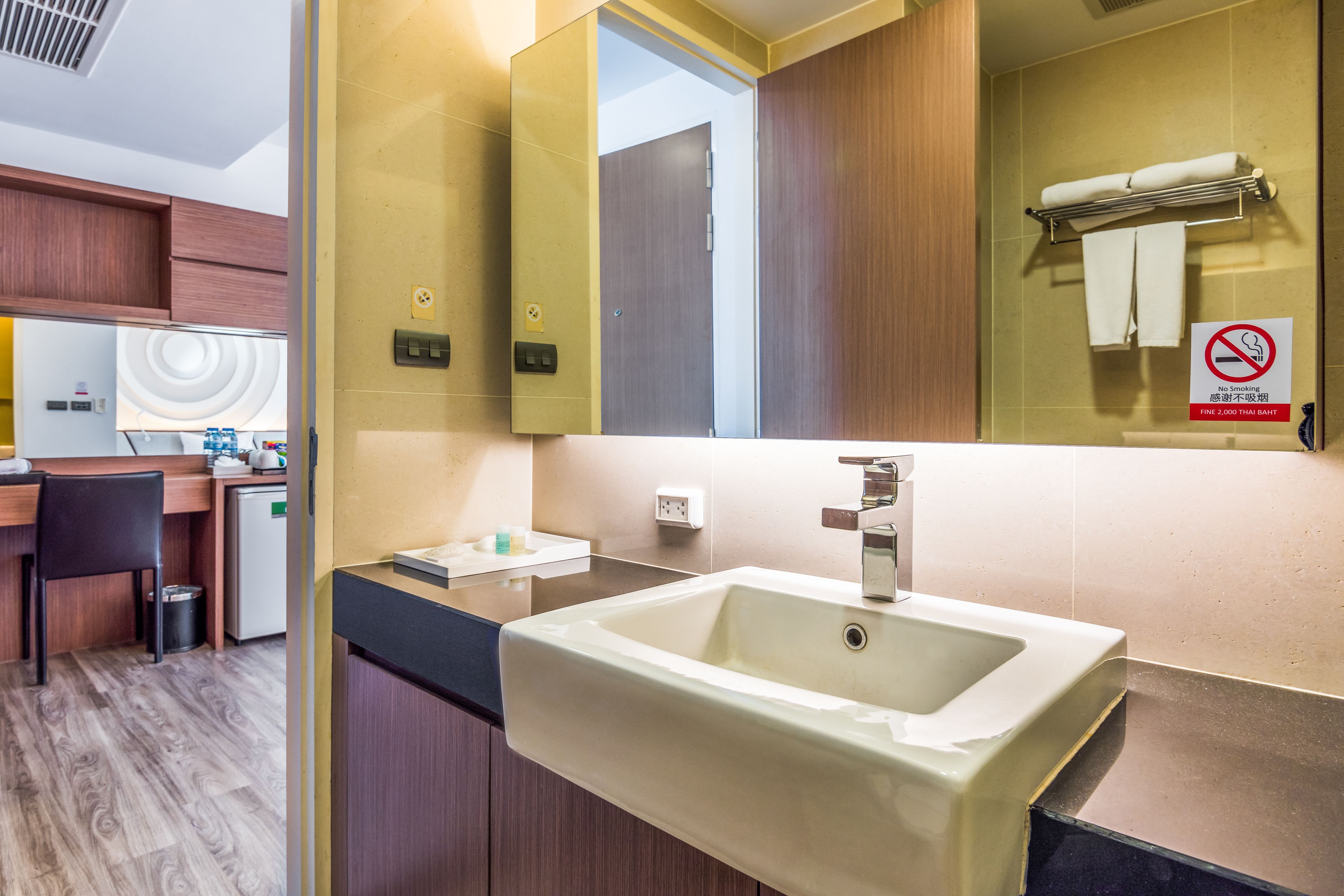 studio king room | bathroom sink