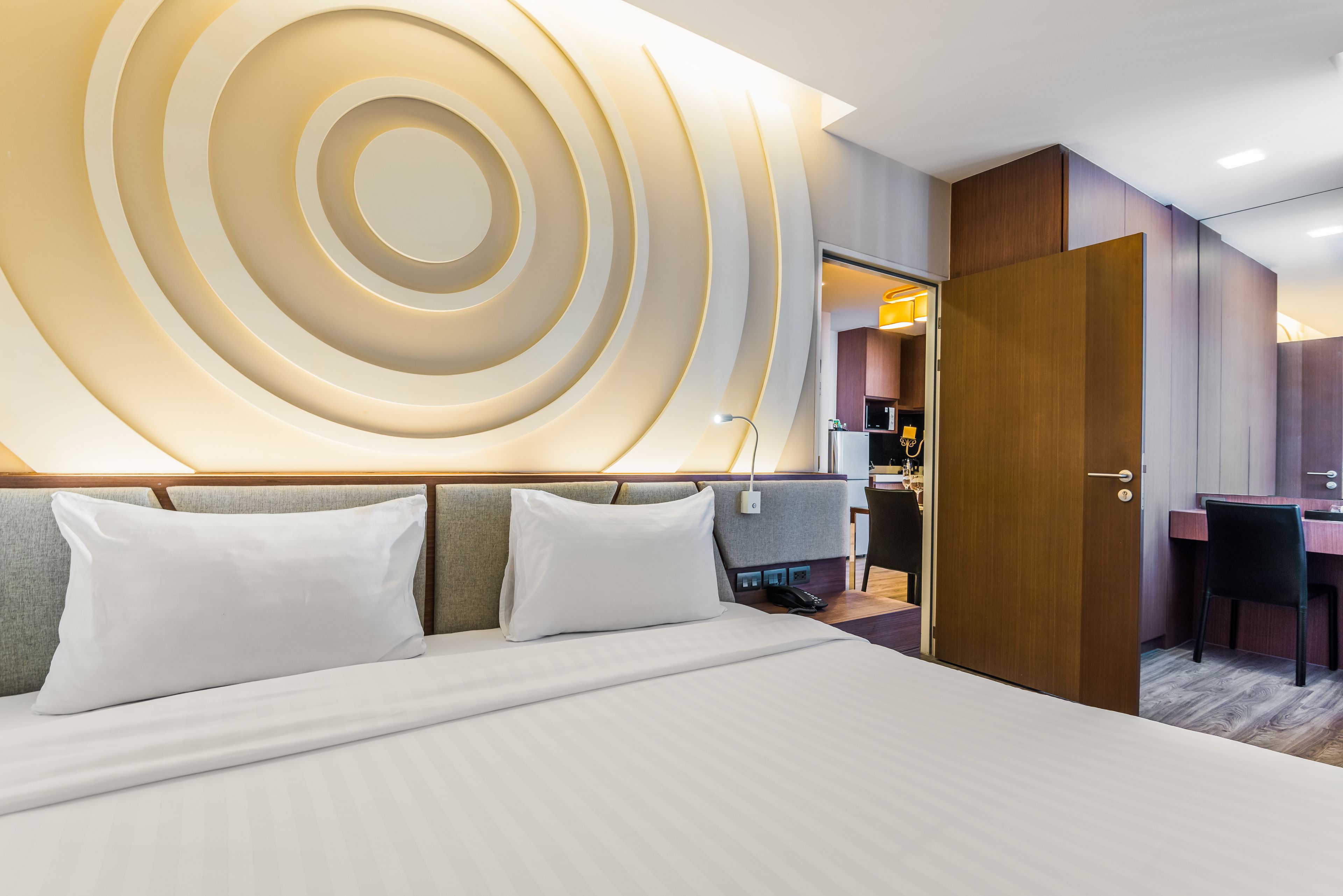 suite, 1 bedroom | minibar, in-room safe, desk, blackout curtains