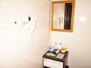Dusche, kostenlose Toilettenartikel, Haartrockner, Handtücher