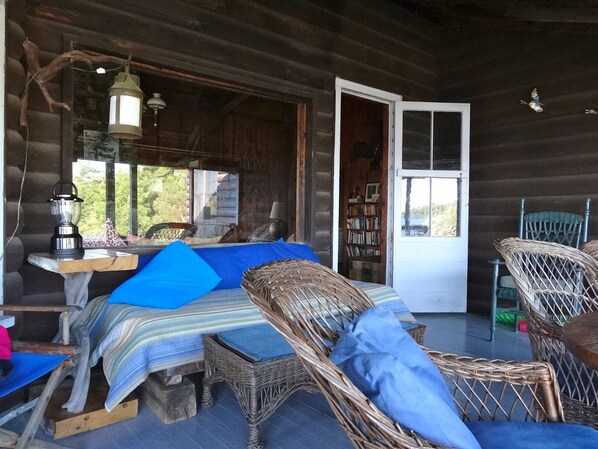 Interior - Gwanatchewan Cottage - Private Island (Georgian Bay)