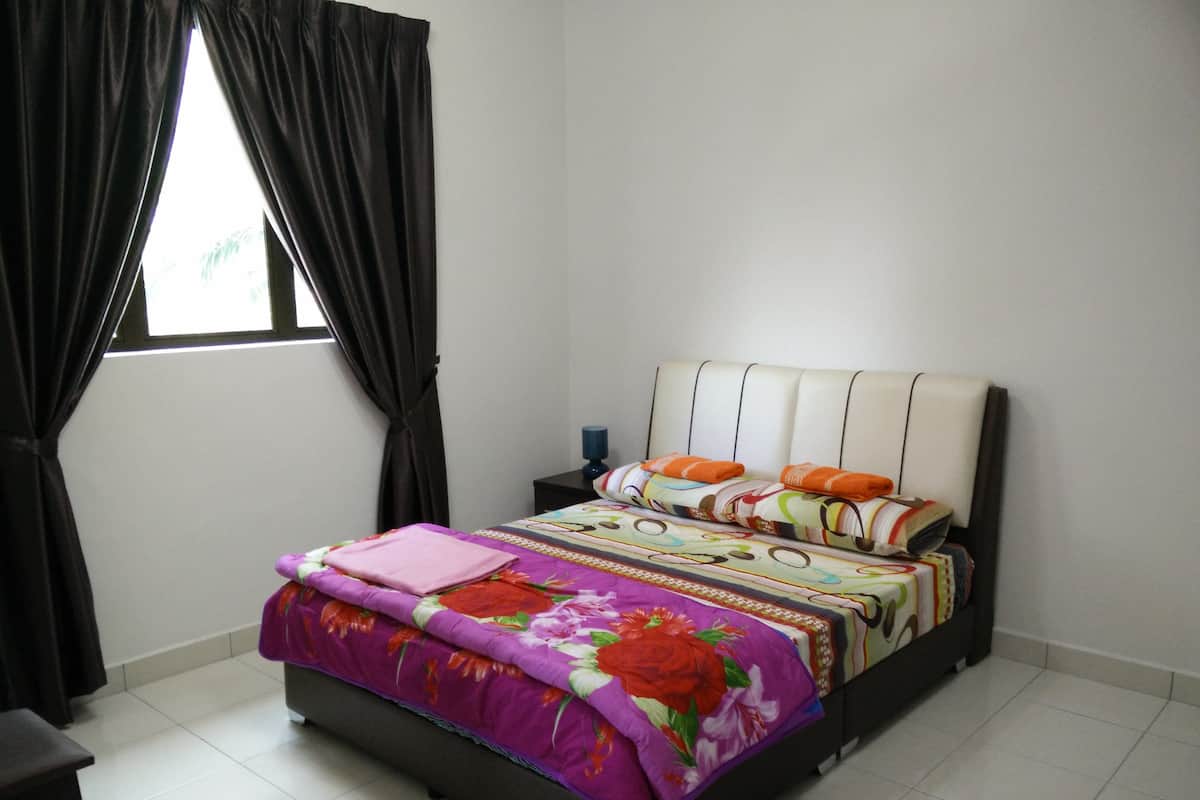 Kondominium Standar, 4 kamar tidur, lemari es & microwave, di pinggir kolam renang | 4 kamar tidur, dilengkapi dengan perabotan berbeda-beda, dan meja kerja