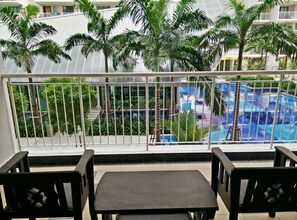 Standard-Apartment, 4 Schlafzimmer, Kühlschrank und Mikrowelle, Poolseite | Balkon