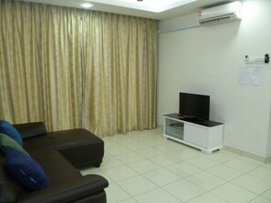 Standard-Apartment, 4 Schlafzimmer, Kühlschrank und Mikrowelle, Poolseite | Wohnbereich