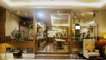 Breakfast, lunch, dinner served; Indonesian cuisine