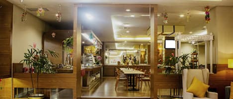 Breakfast, lunch, dinner served; Indonesian cuisine