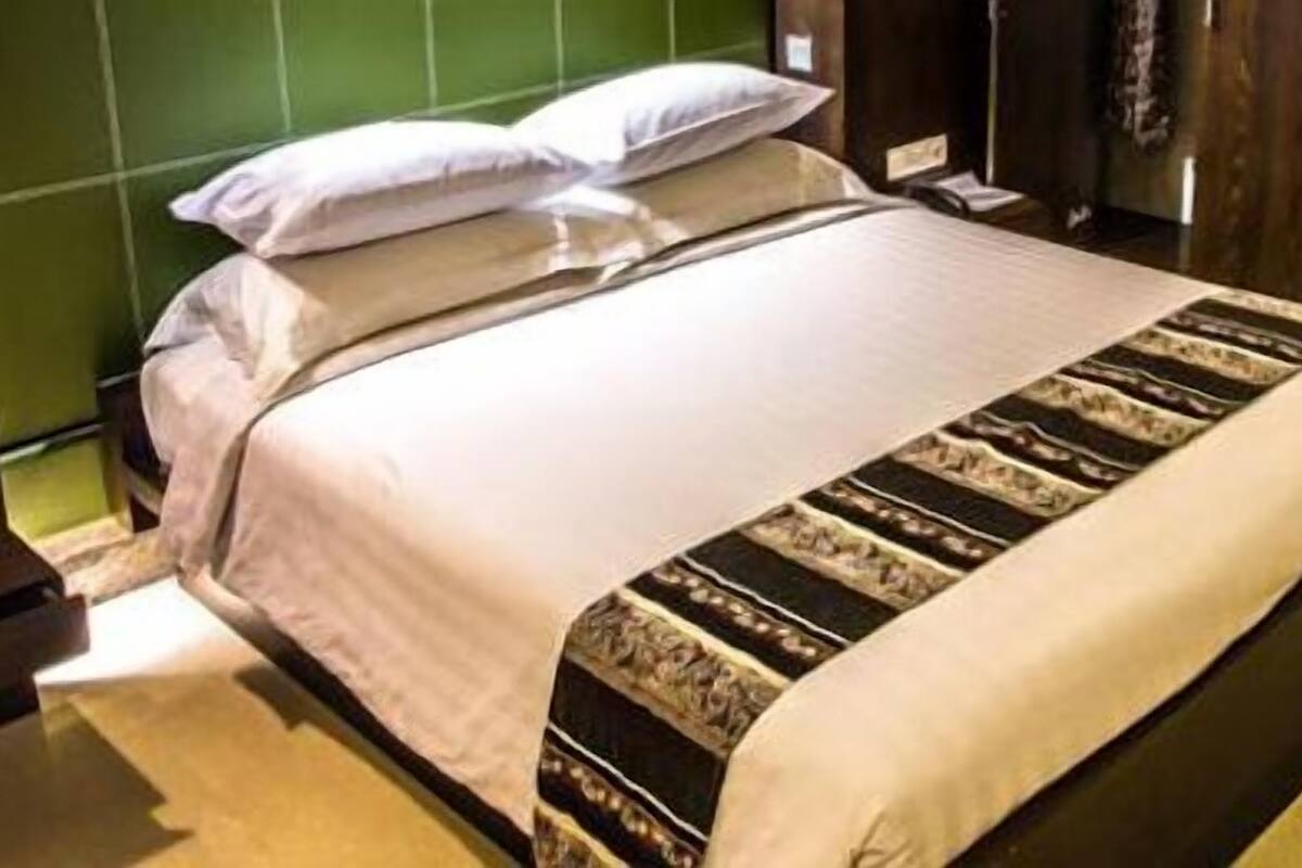 Suite | In-room safe, desk, cribs (free), rollaway beds (surcharge)